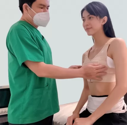 Người mẫu chuyển giới Mộng Thường kể chuyện đi nâng ngực